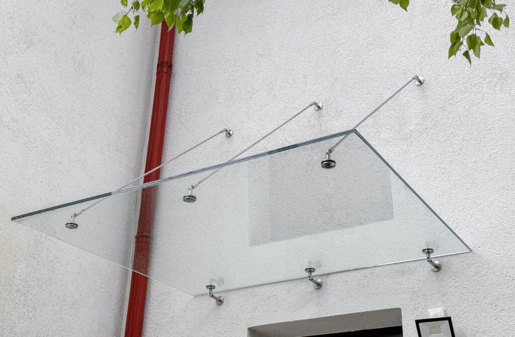 Daszek szklany dostępny od ręki