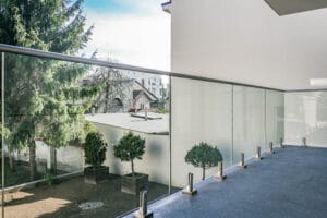 balustrada całoszklana na spigotach (6)