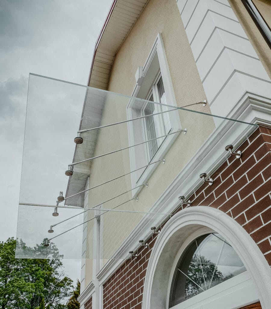 Daszek szklany na odciągach – Kochanów