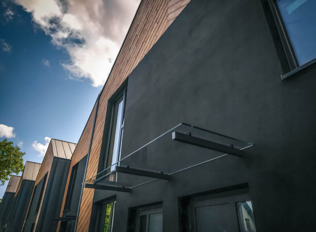 Daszek szklany na podporach