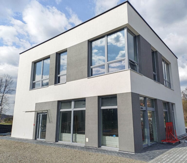 Limbram – producent balustrad szklanych i francuskich, siedziba firmy w Limanowej