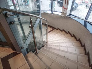 balustrada schodowa nierdzewna ze szkłem oraz poręcz schodowa