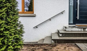 poręcz schodowa okrągla ze stali nierdzewnej na budynku