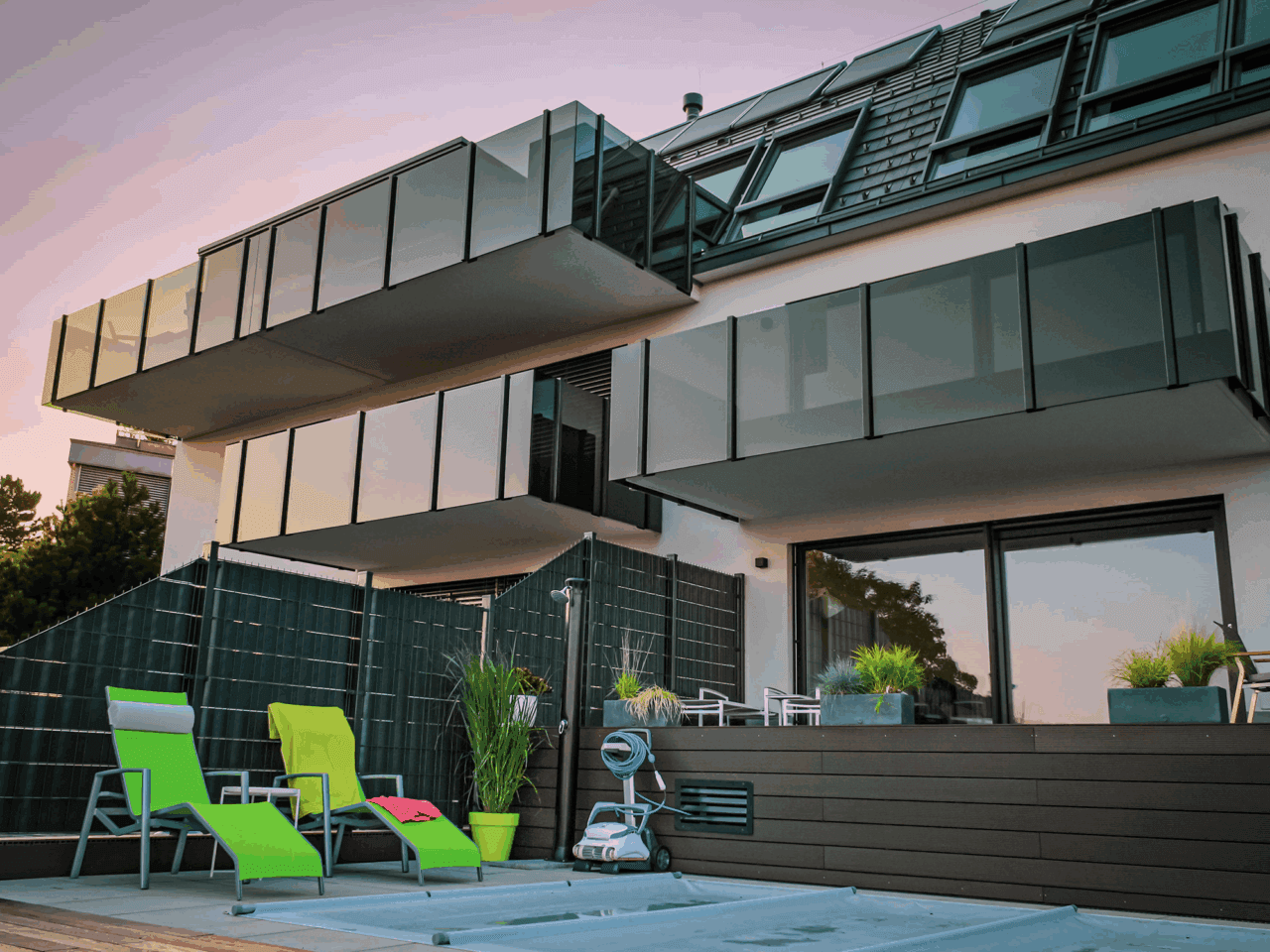 Realizacja balustrady szklanej z czarnymi słupkami – apartamenty nadmorskie w Austrii