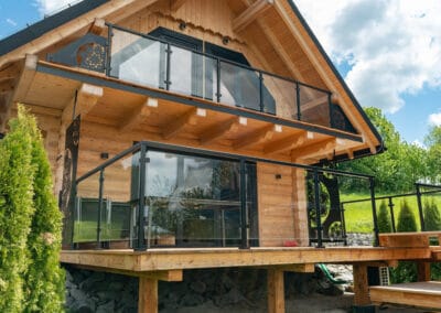 balustrada szklana na słupkach z poręczą