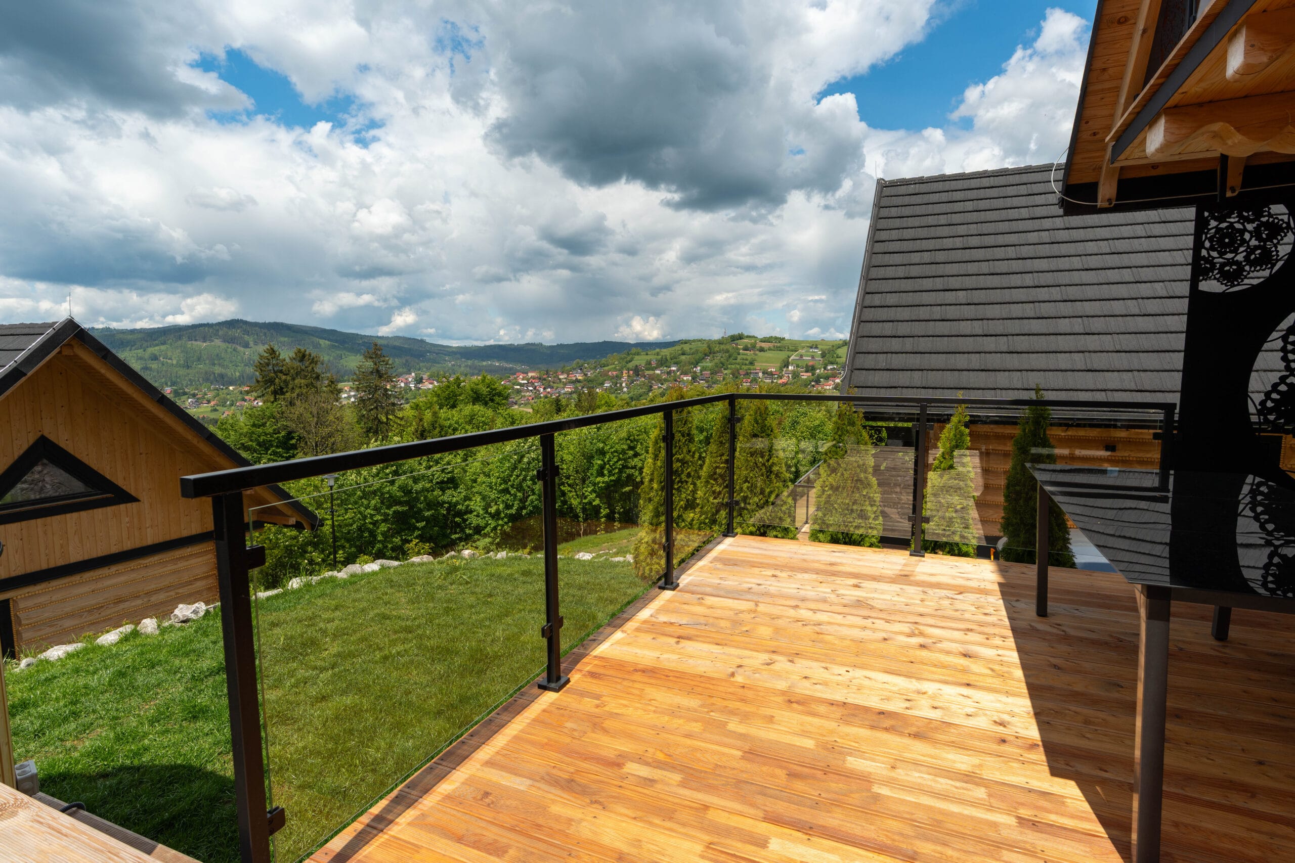 balustrada szklana na słupkach kwadratowych z poręczą