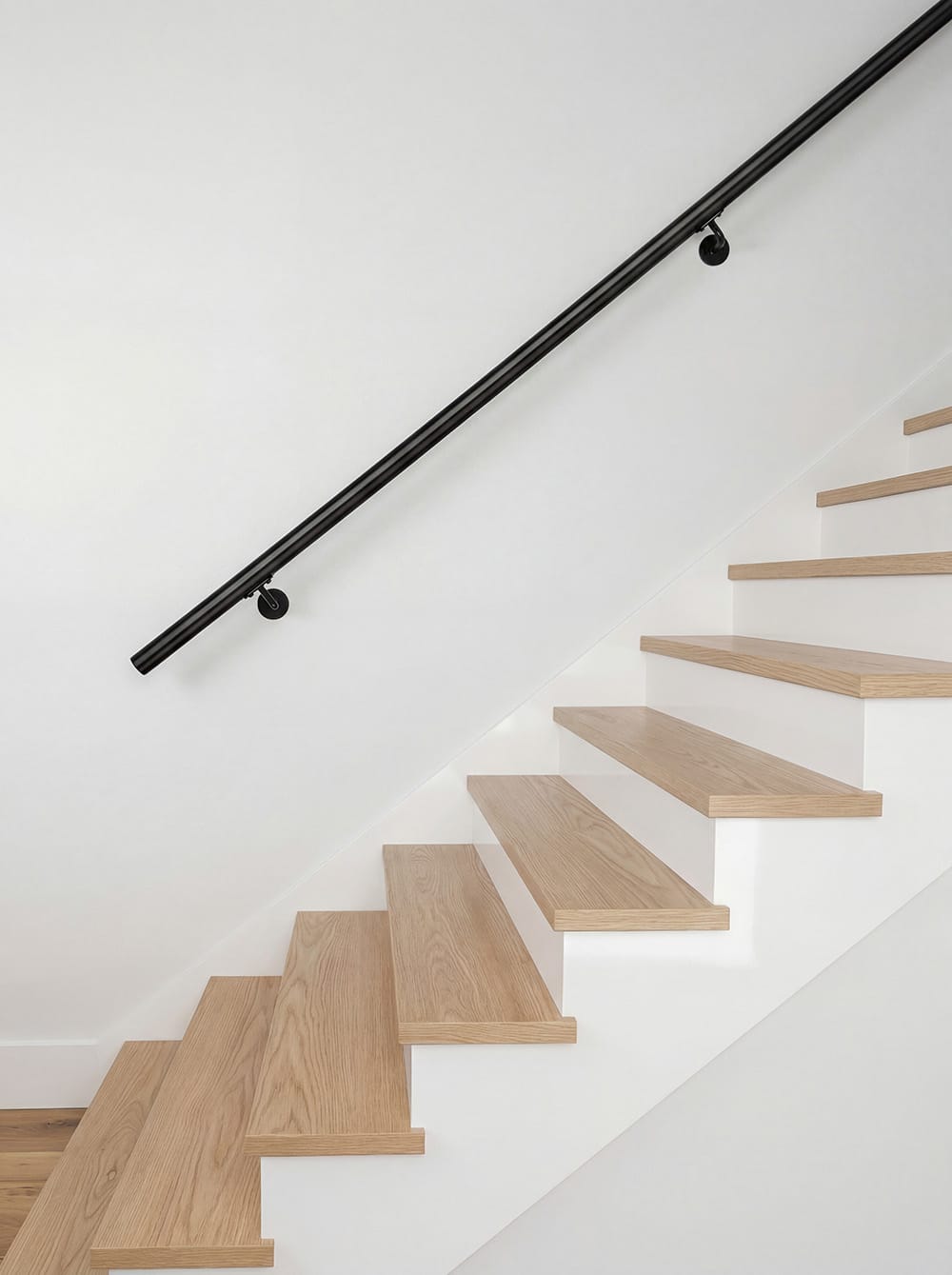poręcz schodowa lakierowana okrągła czarna w stylu loftowym na schodach