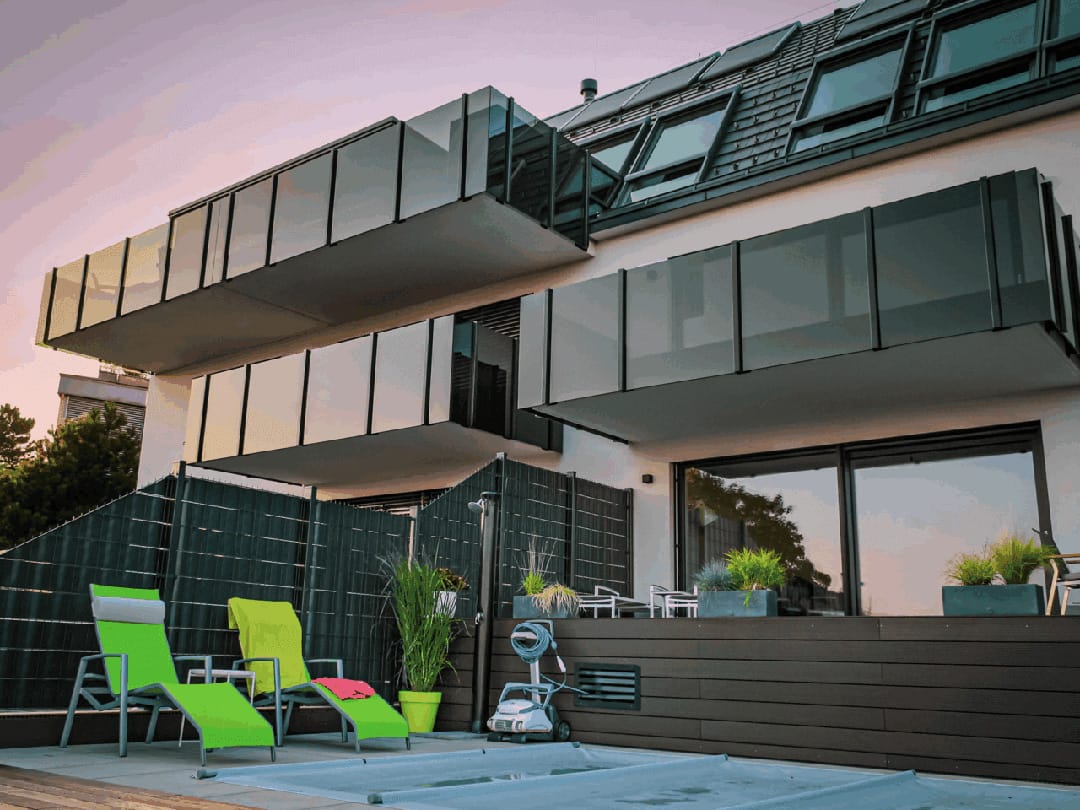 Realizacja balustrady szklanej z czarnymi słupkami – apartamenty nadmorskie w Austrii