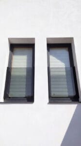 balkon francuski na profilach do ramy okiennej