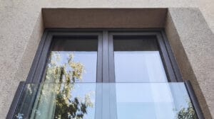 balkon francuski natynkowy na profilach, grafitowe profile szkło bezbarwne