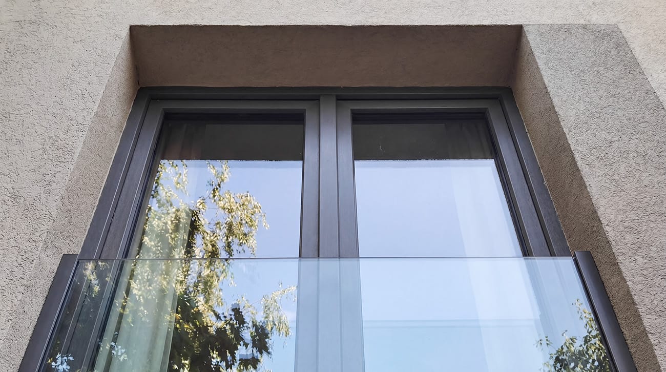 balkon francuski natynkowy na profilach, grafitowe profile szkło bezbarwne poręcz schodowa lakierowana proszkowo loft, poręcz ścienna lakierowana-2