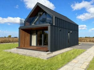balustarda całoszklana na listwie aluminiowej - realizacja na domie typu stodoła (1)
