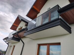 balustarda całoszklana na listwie w stylu loft szkło grafitowe - realizacja Ratulow (3)