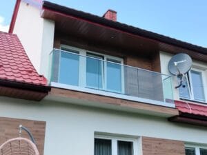 balustarda całoszklana na profilu aluminiowym w kształcie U - realizacja Jordanów (1)
