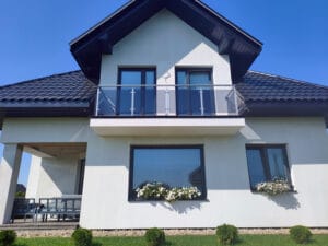 balustarda szklana balkonowa na słupkach z poręczą - realizacja Lipnica Wielka (2)