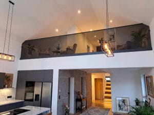 balustrada całoszklana na antresoli na listwie czarnej, szkło grafitowe