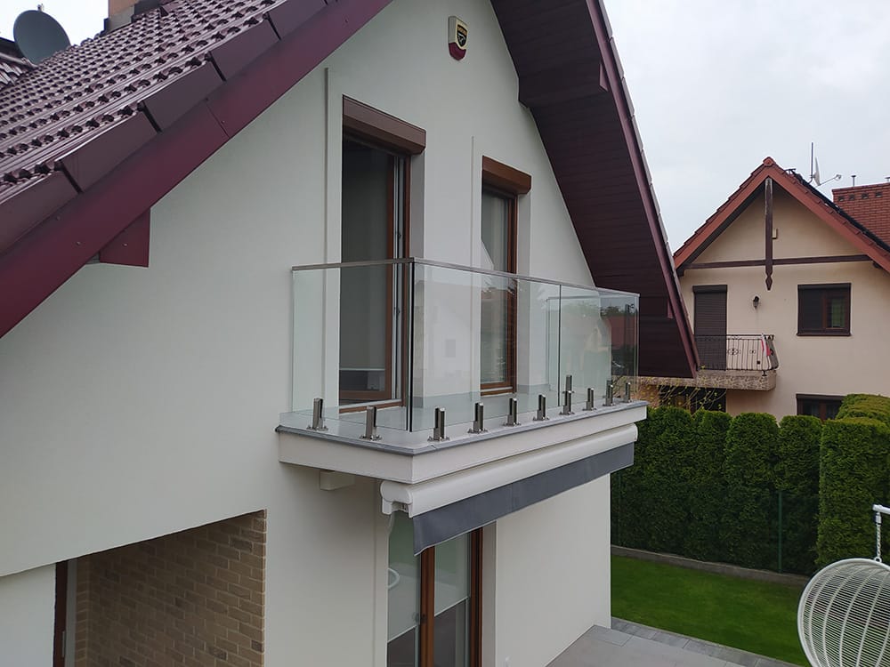 balustrada całoszklana na balkonie na spigotach