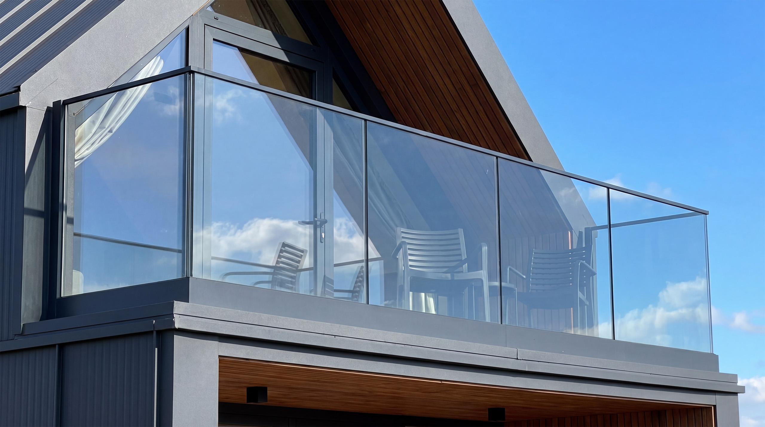 Balustrada całoszklana na listwie aluminiowej