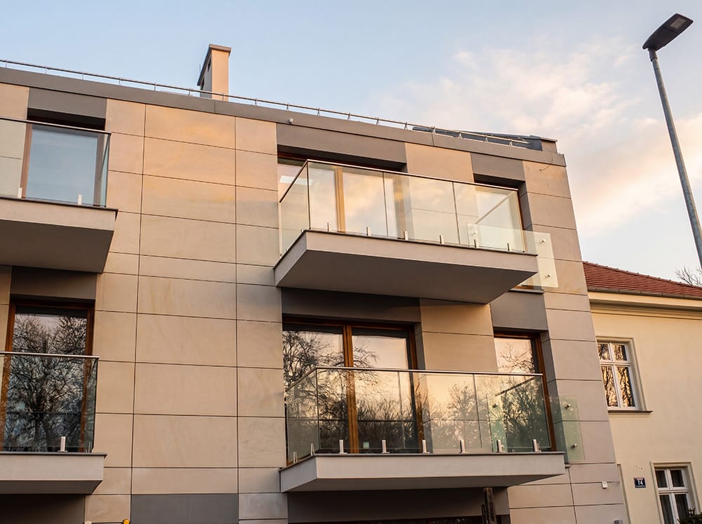 balustrada całoszklana na spigotach na balkonach