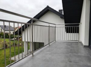 balustrada nierdzewna balkonowa pionowa