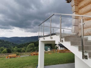 balustrada szklana balkonowa montaż boczny, szlif, szkło bezbarwne