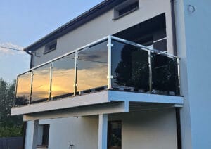 balustrada szklana balkonowa ze stali nierdzewnej z blaszką pod poręcz