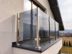 balustrada szklana bez poręczy, balustrada szklana na balkon