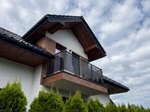 balustrada szklana czarna w stylu industrialnym, szkło bezpieczne czarne