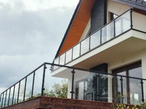 balustrada szklana lakierowana na słupkach z poręczą w stylu loft, czarna balustrada