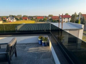balustrada szklana na listwie czarnej na attyce, szkło bezbarwne