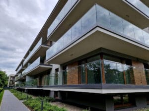 balustrada szklana na listwie czarnej ze szkłem bezbarwnym
