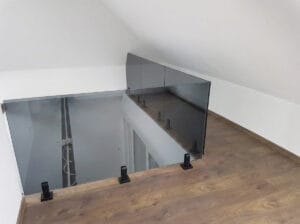 balustrada szklana na spigotach na antresolę czarna w stylu loftowym