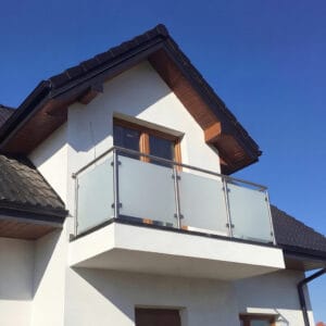 balustrada szklana z poręczą, szkło bezbarwne, balustrada na balkon