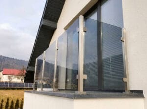 balustrada szklana ze stali nierdzewnej bez poręczy, balustrada szklana na balkon