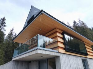 baustrada szklana na listwie aluminiowej szkło bezbarwne