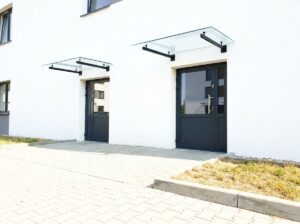 daszek szklany na belkach, zadaszenie nad drzwi (4)