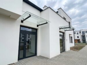 daszek szklany na belkach, zadaszenie nad drzwi (6)